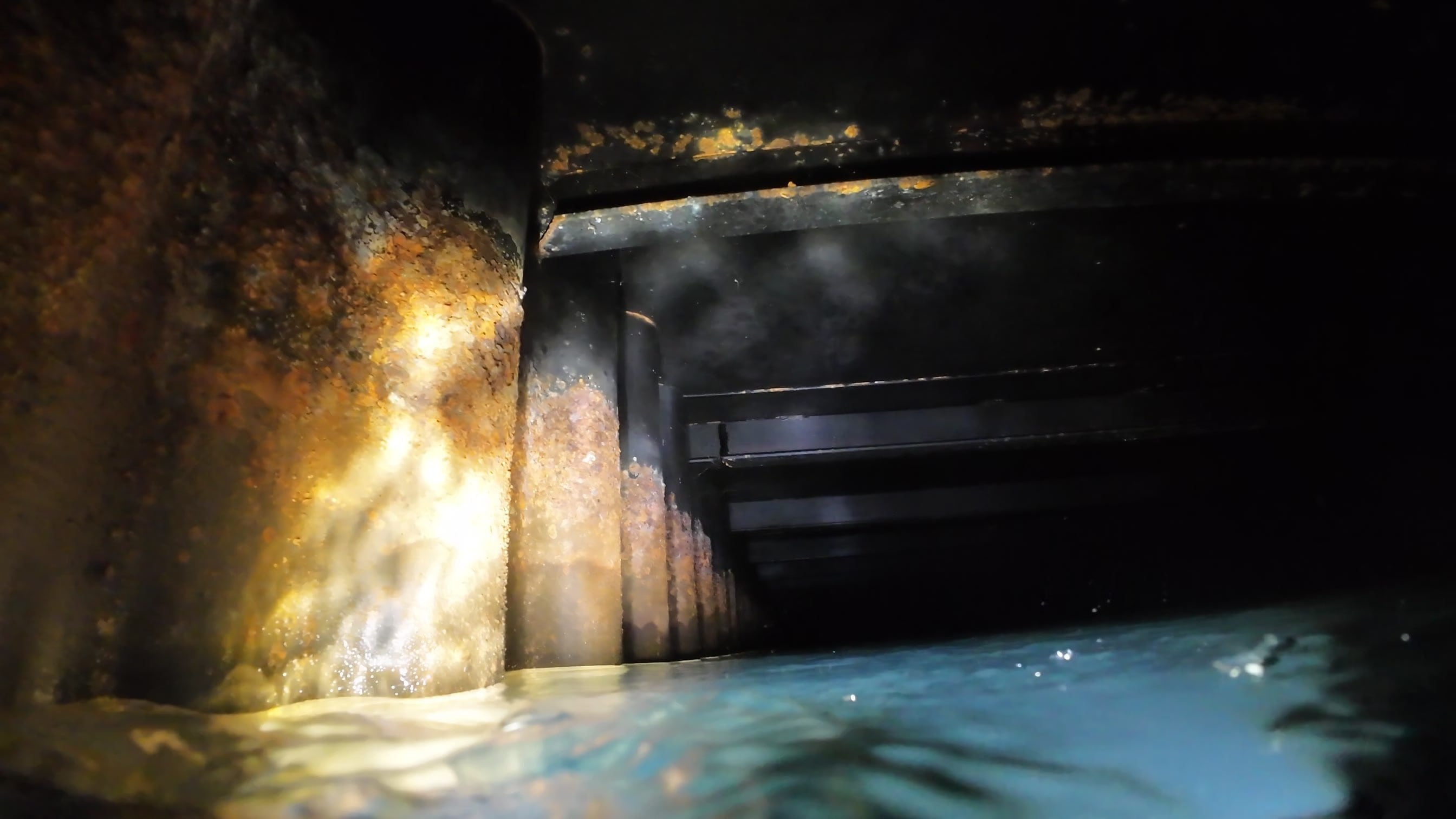 Starke Korrosion an der Wasserlinie im Inneren eines Sprinklertanks