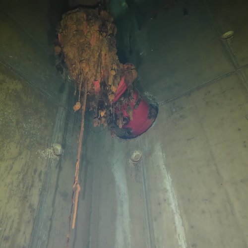 Sprinklertank-Inspektion: Betontank, 20 Jahre – Tankinspektion Rohrschelle Schwere Rostkorrosion Wandbereich