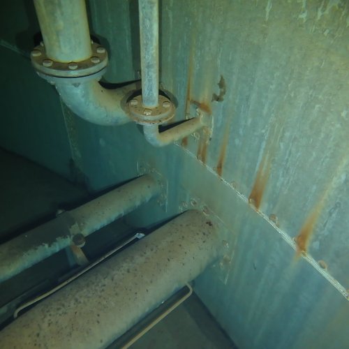 Sprinklertank-Inspektion: Stahltank, 10 Jahre – Behaelterbefahrung Flansch Rohrschelle Stark Korrodiert Bodensicht
