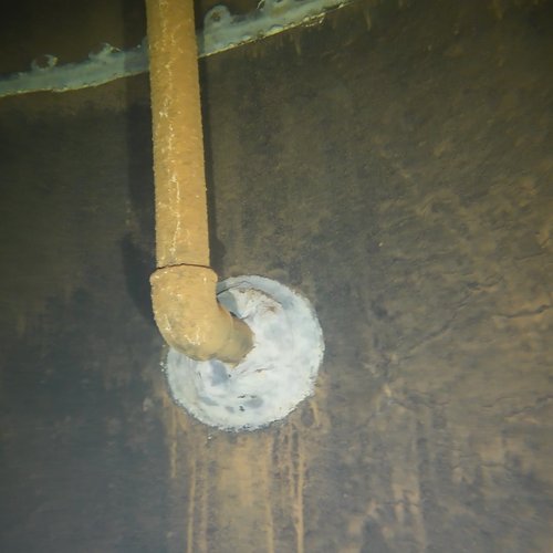 Sprinklertank-Inspektion: Stahltank, 15 Jahre – Rohrschelle Kalkablagerung Nahaufnahme Tankinspektion