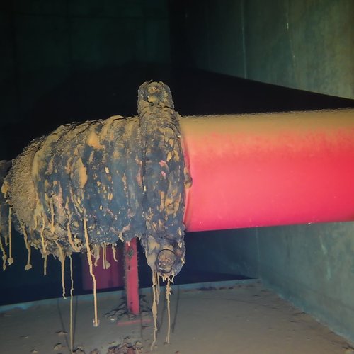 Sprinklertank-Inspektion: Betontank, 15 Jahre – Stahlrohr Schwere Ablagerungen Bodensicht