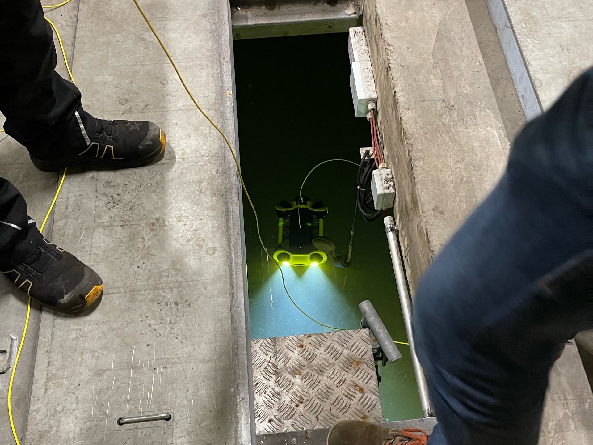 Unterwasserdrohne Schwimmt In Sprinklertank Blick Von Oben